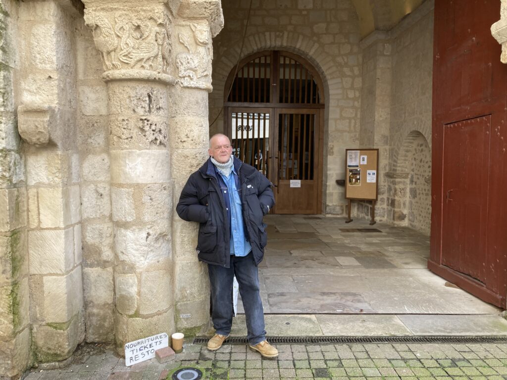Jean-Claude sans domicile fixe qui fait la manche devant l'église Saint-Porchaire de Poitiers.
