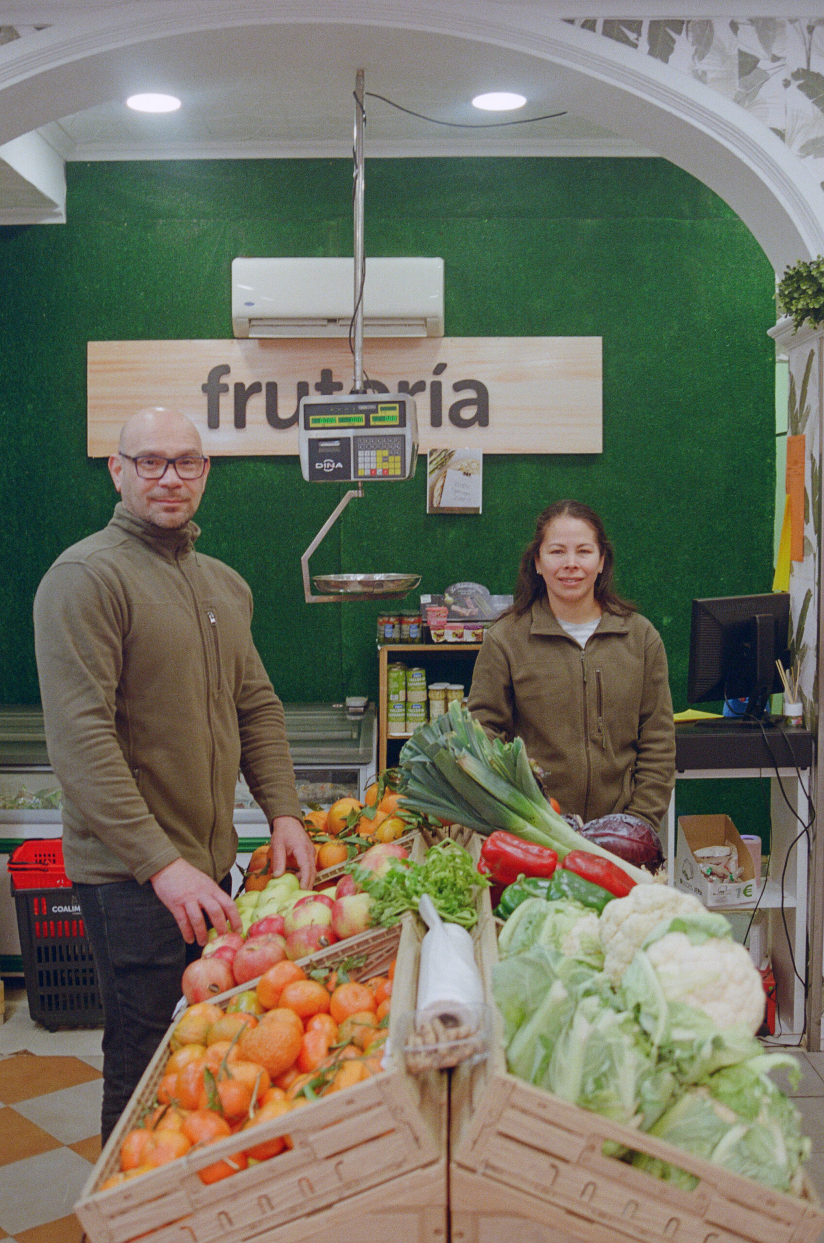 Irene Salazar, réfugiée originaire du Vénézuela,  a repris il y'a quelques mois une ancienne poissonnerie du centre ville. © Etienne Le Page